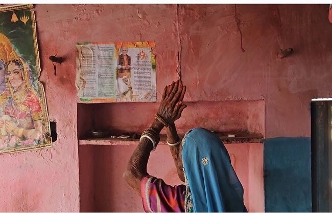 मांगीबाई ने घर में लगा रखा है पीएम मोदी का पोस्टर.