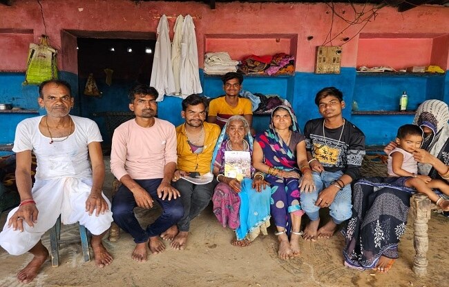 परिवार के साथ मांगीबाई.