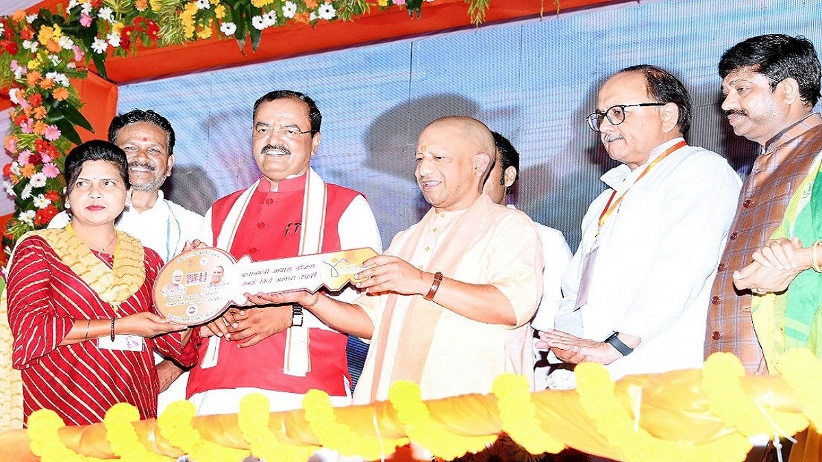 लाभार्थियों को चाबी सौंपते हुए सीएम योगी.