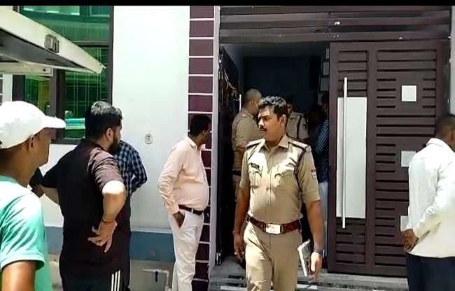 मौके पर मौजूद पुलिस.