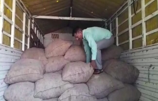 ट्रक में से अदरक के बोरे चोरी.