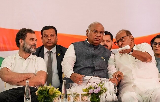 राहुल गांधी, मल्लिकार्जुन खड़गे और शरद पवार (फाइल फोटोः पीटीआई)