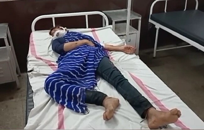 अस्पताल में भर्ती पीड़िता.