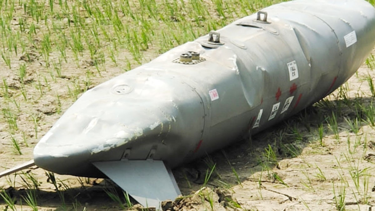 फाइटर प्लेन के दो फ्यूल टैंक आसमान से खेतों में गिरे