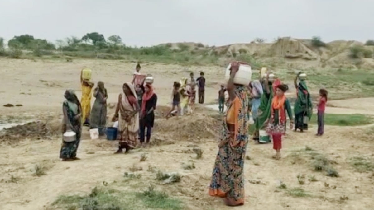 महिलाएं दूर-दूर से पानी माने को मजबूर