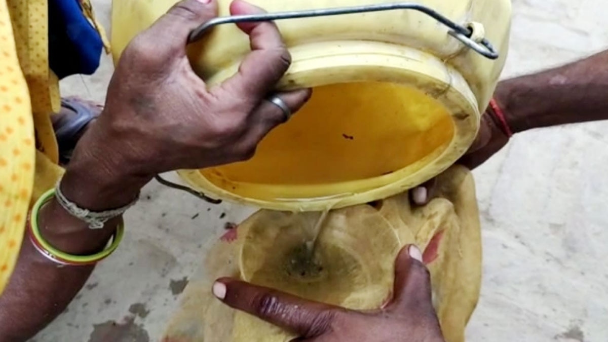 लोग गंदे पानी को छानकर पीने को मजबूर