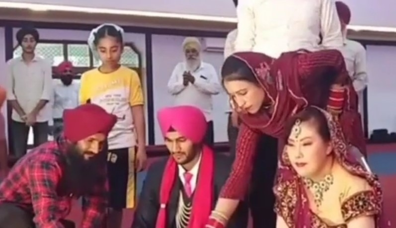 शादी में भाग लेते परिजन.