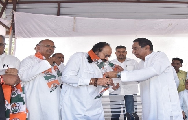 मलखान सिंह को कांग्रेस की सदस्यता दिलाते हुए कमलनाथ.