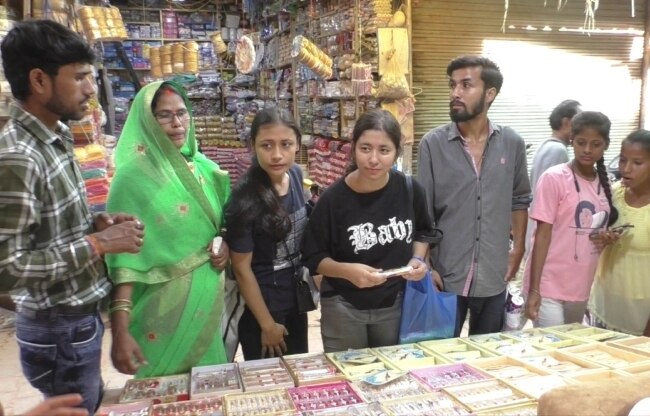 राखी की खरीदारी करते बहनें.