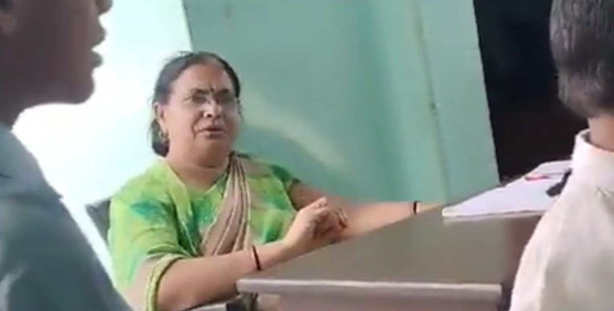 महिला शिक्षक तृप्ता त्यागी (Screengrab).