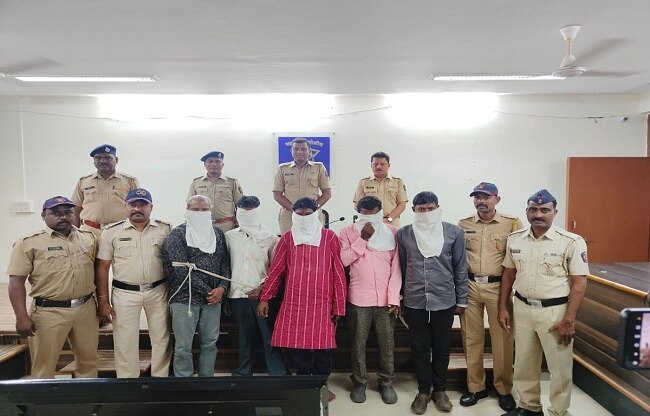 पुलिस की गिरफ्त में आरोपी. 