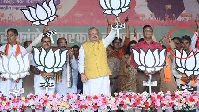 अमित शाह के कार्यक्रम में मंच पर ईश्वर साहू (फोटोः ट्विटर)