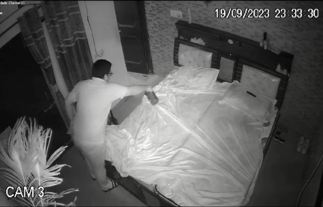 दादी के बिस्तर पर पानी डालता हुआ पोता. 