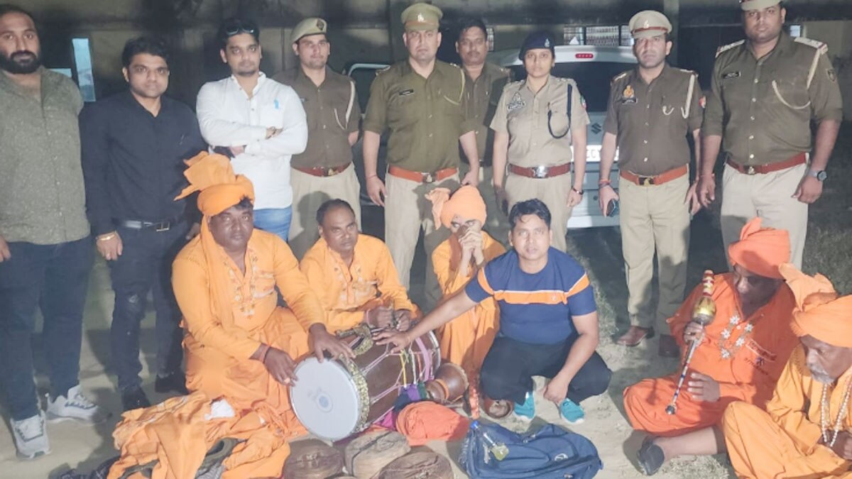 छापेमारी कर पांच लोगों को 9 सांपों के साथ गिरफ्तार किया