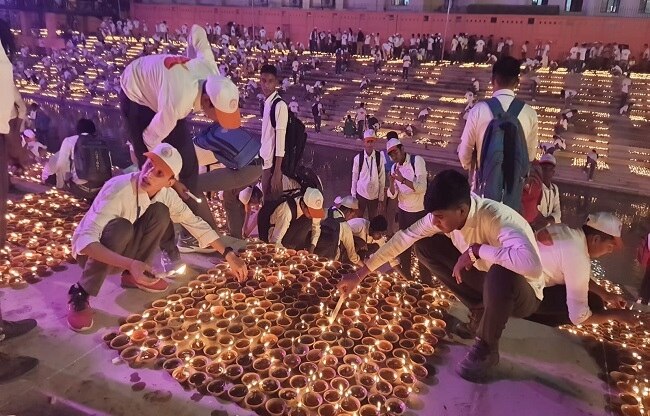 राम की पैड़ी पर जलाए गए लाखों दिए.