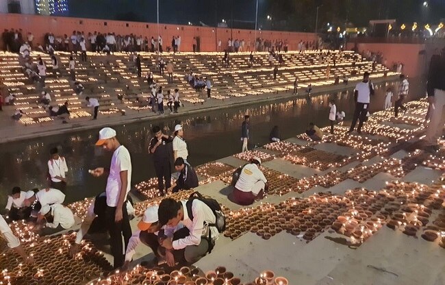 राम की पैड़ी पर जलाए गए हैं लाखों दिए.