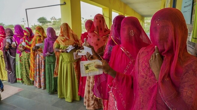 राजस्थान के एक पोलिंग बूथ पर महिला मतदाताओं की लंबी कतार (फाइल फोटोः पीटीआई)
