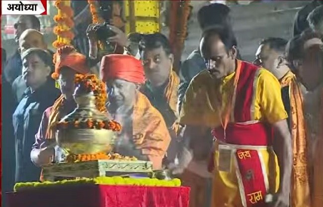 सीएम योगी ने की सरयू नदी की आरती.