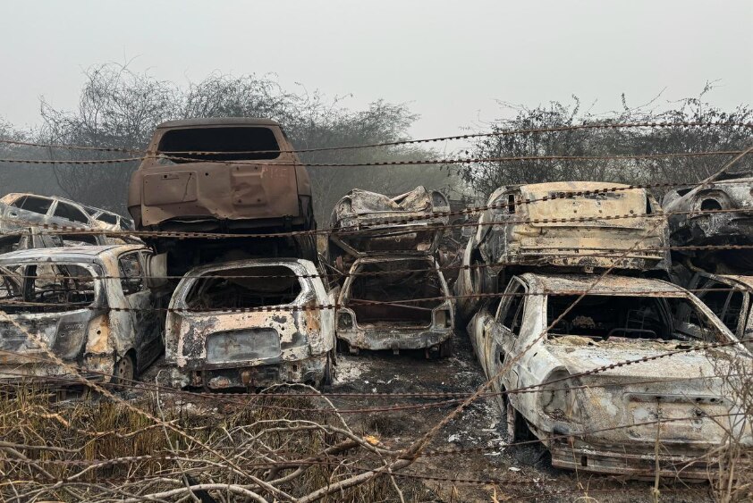 वजीराबाद पुलिस स्टेशन के मालखाने में लगी आग में जली गाड़ियां.