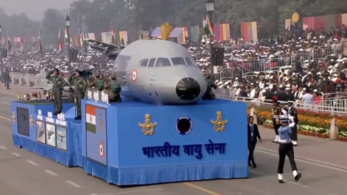 कर्तव्य पथ पर मार्च करता भारतीय वायु सेना का महिला दस्ता