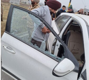 एनकाउंटर के दौरान गोली लगने से टूट कार का शीशा