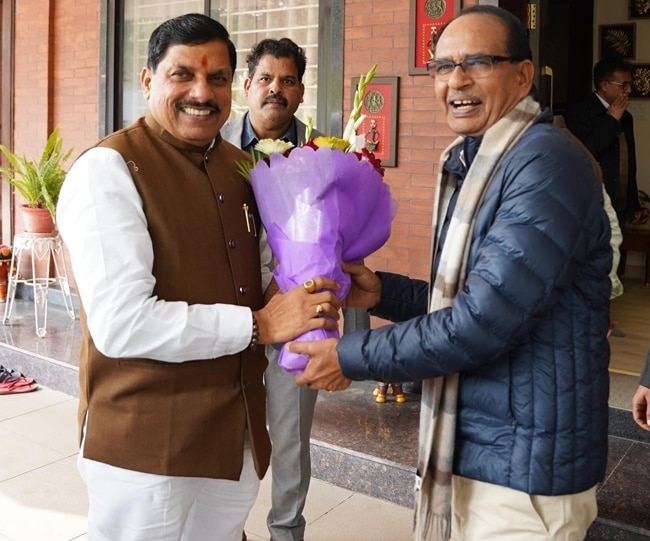 मध्य प्रदेश के मुख्यमंत्री मोहन यादव और पूर्व मुख्यमंत्री शिवराज सिंह चौहान (फाइल फोटो)