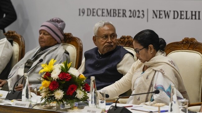 इंडिया गठबंधन की बैठक में लालू यादव, नीतीश कुमार और ममता बनर्जी (फाइल फोटोः पीटीआई)