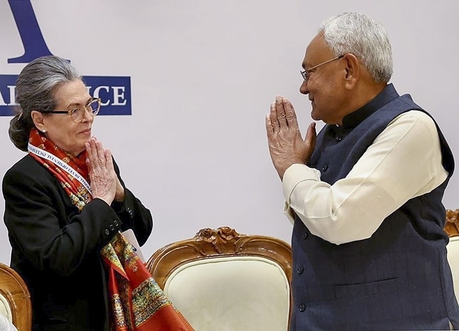 नीतीश कुमार और सोनिया गांधी (फाइल फोटोः पीटीआई)