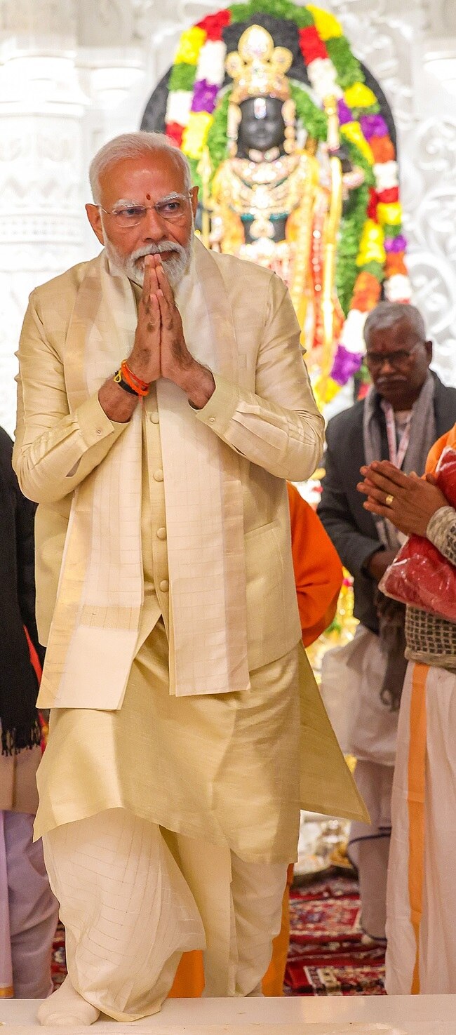 रामलला की प्राण प्रतिष्ठा के बाद गर्भगृह से बाहर आते पीएम मोदी (फोटोः पीटीआई)
