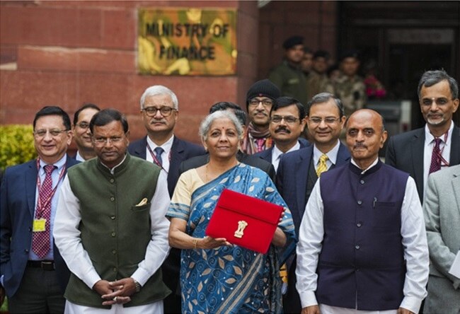 वित्त मंत्री निर्मला सीतारमण ने पेश किया मोदी सरकार 2.0 का अंतिम बजट (फोटोः पीटीआई)