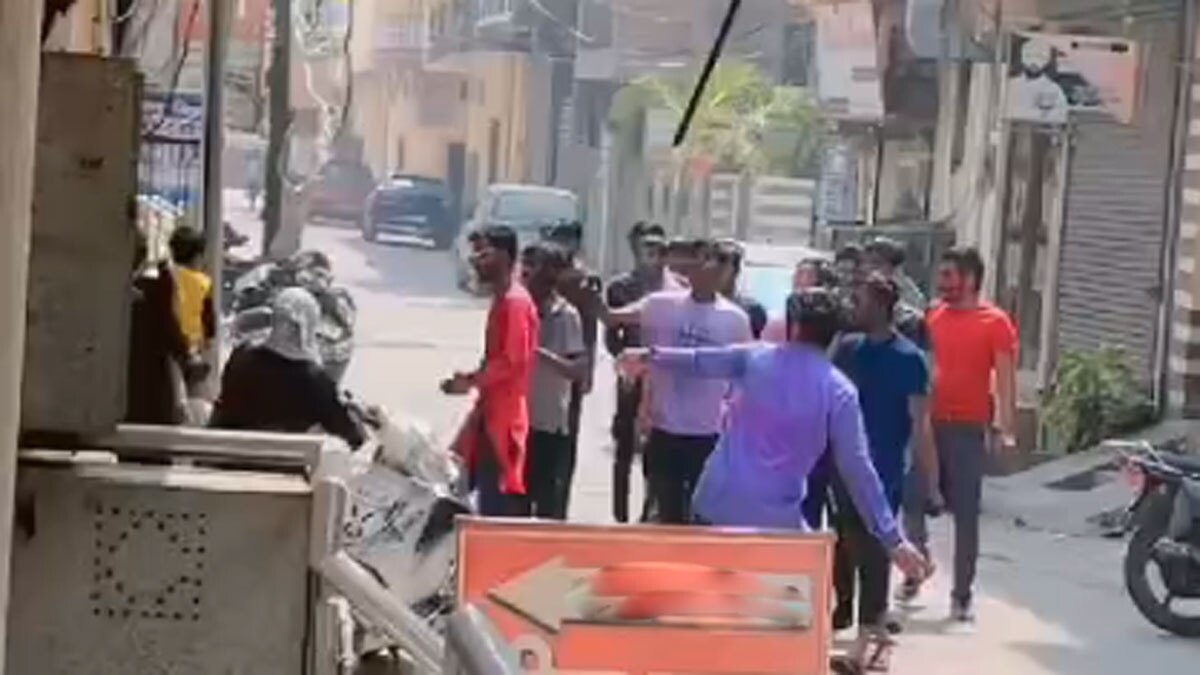 दो मुस्लिम महिलाओं और उनके बच्चों पर जबरन लंग लगाया