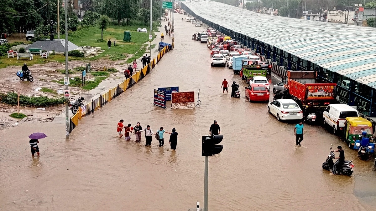 गुरुग्राम में भारी बारिश के बाद जलमग्न सड़क- फोटो PTI