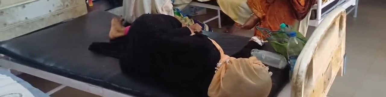 बेड पर ब्लैक बुर्के में लेटी पीड़ित.