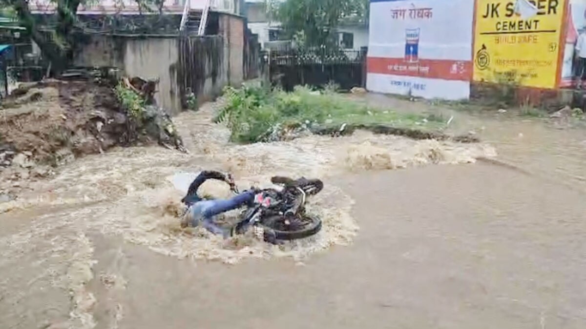 भारी बारिश से नदी, नाले हुए ओवरफ्लो