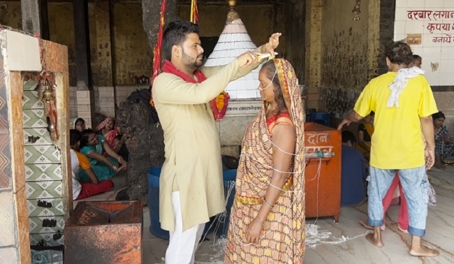 तीसरे पहाड़ पर प्रेत बाधा को काटने की प्रक्रिया पूरी करता सेवादार