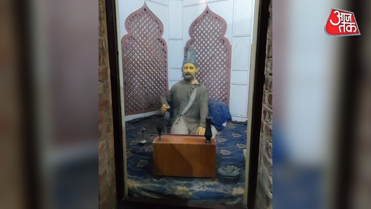 ग़ालिब साहब को हुक्का पीने का शौक था