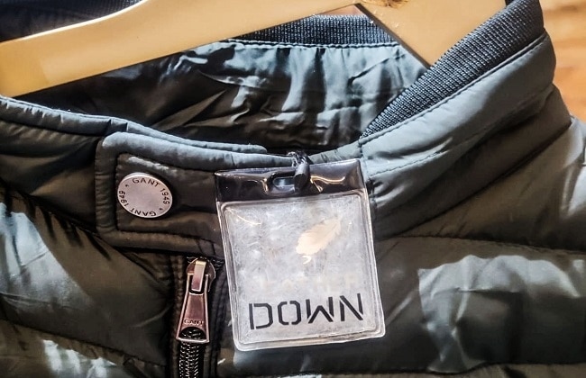 दुकान पर दिखाई गई डाउन जैकेट की फोटो
