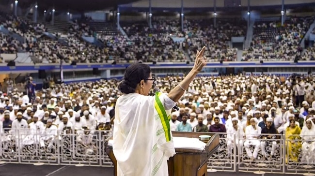 ममता बनर्जी के कार्यक्रम में पहुंचे इमाम (फोटोः PTI)