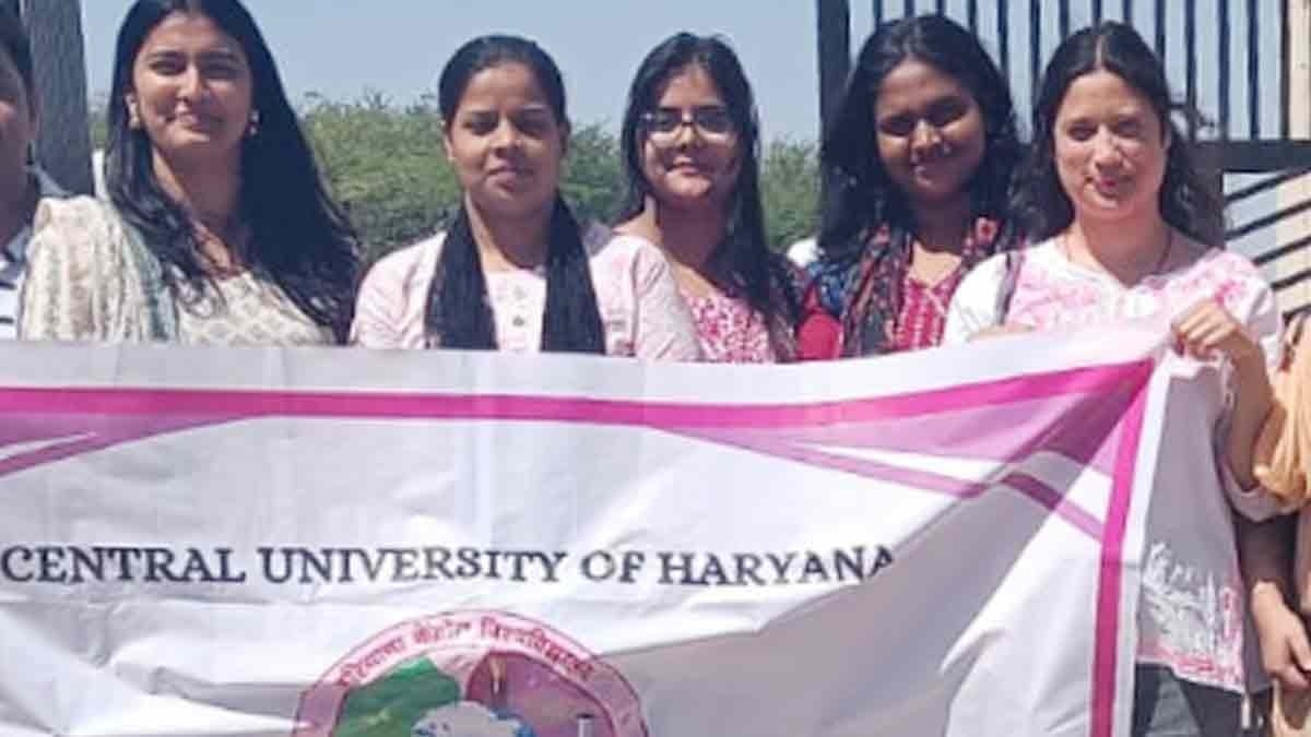 सेंट्रल यूनिवर्सिटी हरियाणा की छात्राएं प्रोफेसर डॉ.मोहित मेहरा के साथ