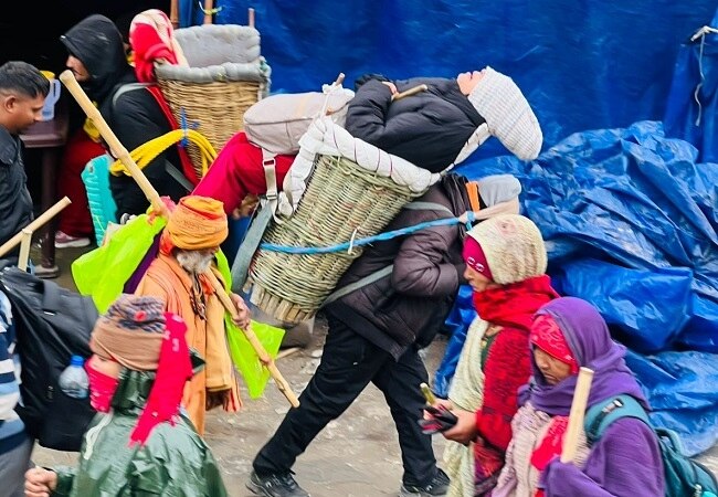 केदारनाथ में श्रद्धालुओं का बोझ ढोता पिट्ठू