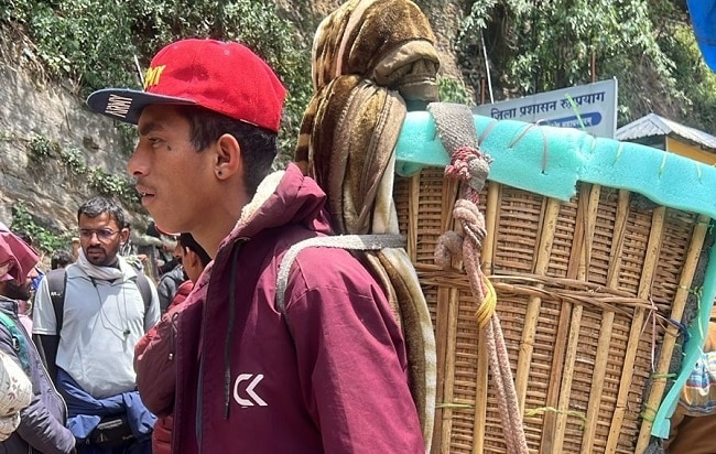 केदारनाथ में नेपाल से पिट्ठू का काम करने आए कमल बहादुर