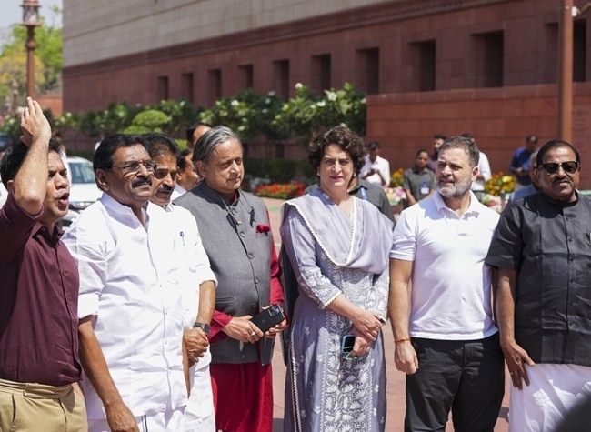 कई मौकों पर कांग्रेस से अलग लाइन पर दिखे हैं शशि थरूर (फाइल फोटोः PTI)