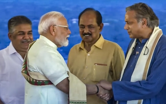 प्रधानमंत्री नरेंद्र मोदी और कांग्रेस सांसद शशि थरूर (फाइल फोटोः PTI)