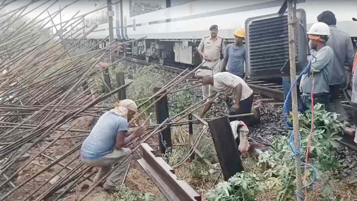 वंदे भारत एक्सप्रेस ट्रेन से निर्माणाधीन ब्रिज के सरिए टकराए