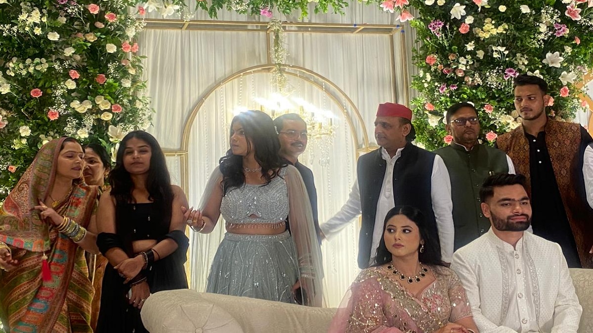 सगाई में अखिलेश यादव भी हुए शामिल