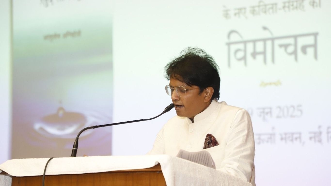 आईएएस कवि आशुतोष अग्निहोत्री अपने कविता संग्रह 'मैं बूँद स्वयं, खुद सागर हूँ' के लोकार्पण समारोह में