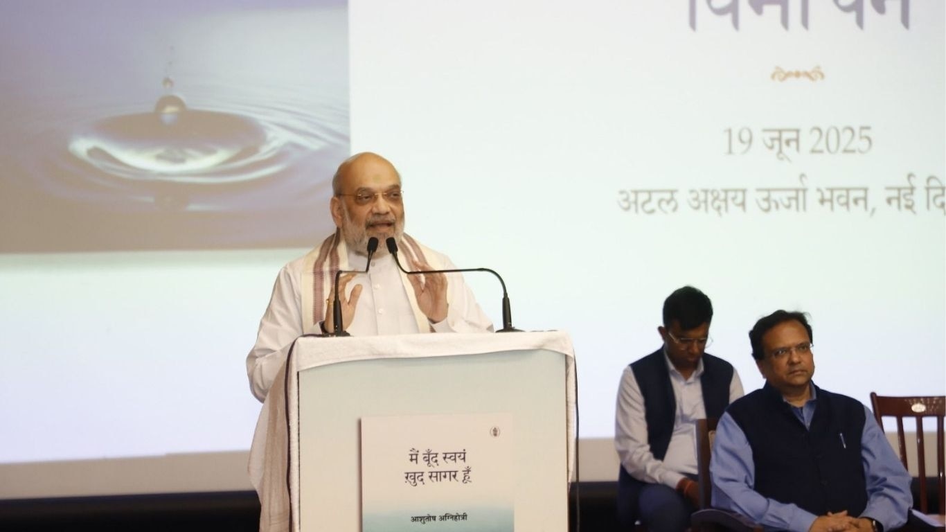केंद्रीय गृह और सहकारिता मंत्री अमित शाह आईएएस कवि आशुतोष अग्निहोत्री के कविता संग्रह 'मैं बूँद स्वयं, खुद सागर हूँ' के लोकार्पण समारोह में