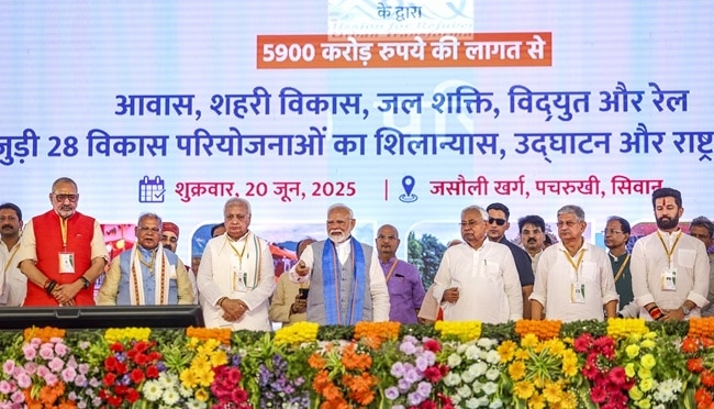 प्रधानमंत्री नरेंद्र मोदी, बिहार के मुख्यमंत्री नीतीश कुमार के साथ मंच पर चिराग पासवान