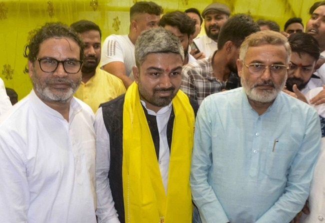 प्रशांत किशोर की पार्टी में शामिल हुए मनीष कश्यप (फोटोः पीटीआई)