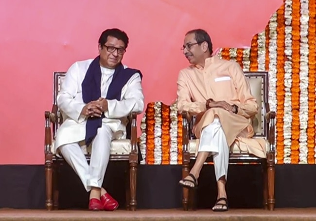 वर्ली की रैली में मंच पर साथ बैठे उद्धव ठाकरे और राज ठाकरे (फोटोः पीटीआई)